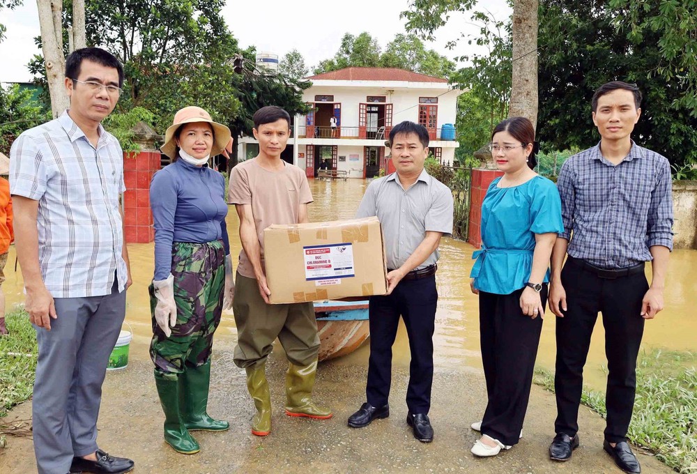 Hà Tĩnh xử lý môi trường, phòng chống dịch bệnh sau mưa bão số 10 - Ảnh 1.