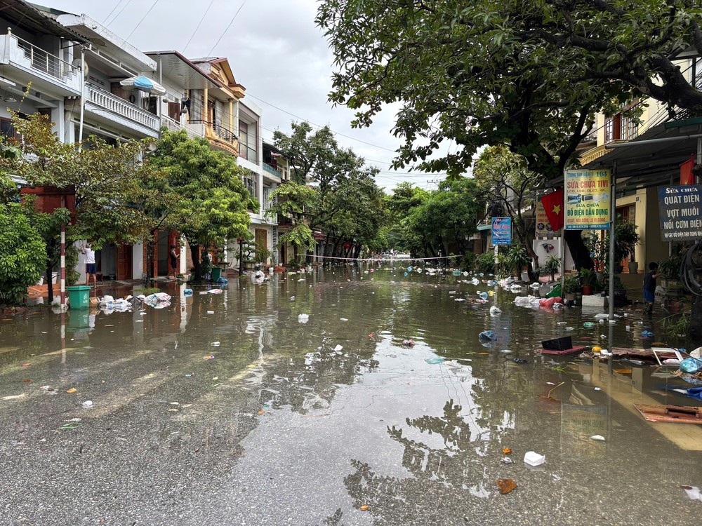 Hoàn lưu bão số 10 khiến hàng chục xã, phường tại Tuyên Quang ngập sâu trong nước - Ảnh 2.