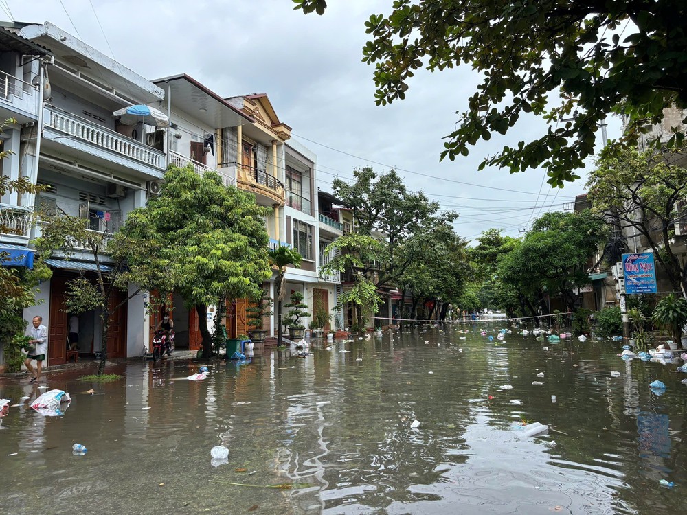 Hoàn lưu bão số 10 khiến hàng chục xã, phường tại Tuyên Quang ngập sâu trong nước - Ảnh 3.
