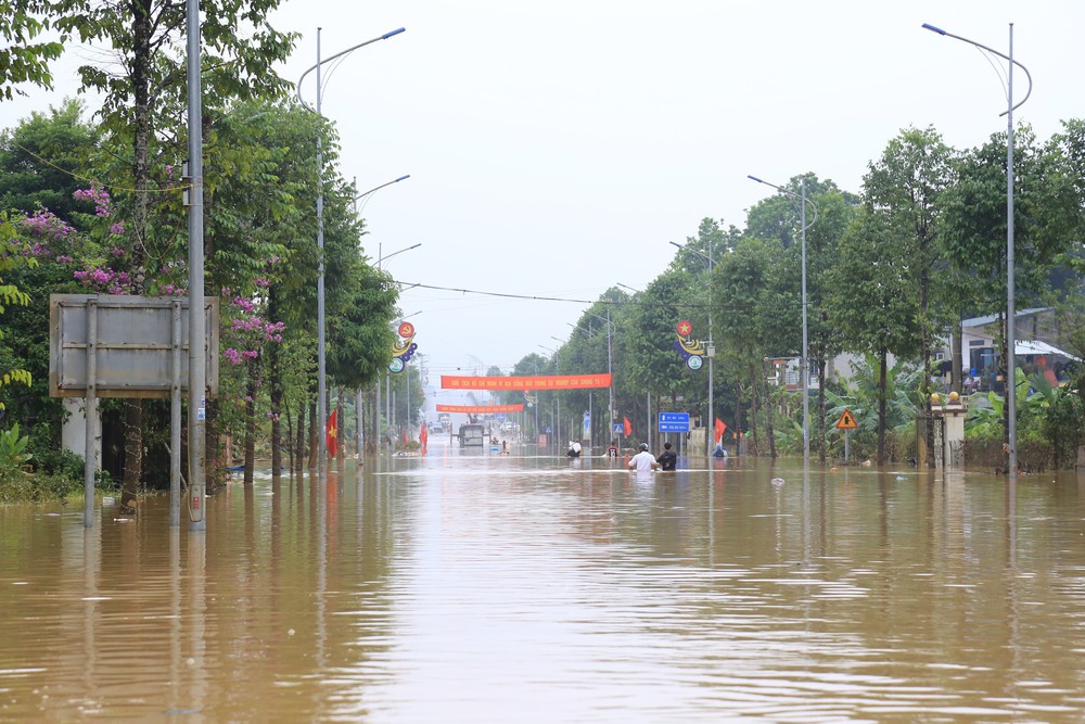 Ảnh hưởng bão số 10: Thiệt hại nặng về người và tài sản, còn nhiều hộ dân bị ngập trong nước - Ảnh 2.