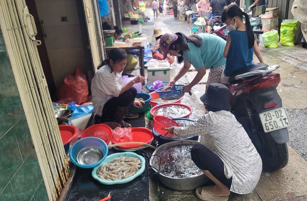 Mưa bão khiến giá thực phẩm, rau xanh tại Hà Nội tăng mạnh - Ảnh 2.
