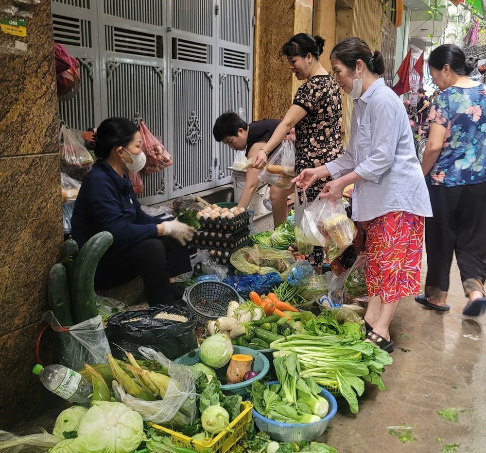 Mưa bão khiến giá thực phẩm, rau xanh tại Hà Nội tăng mạnh - Ảnh 1.