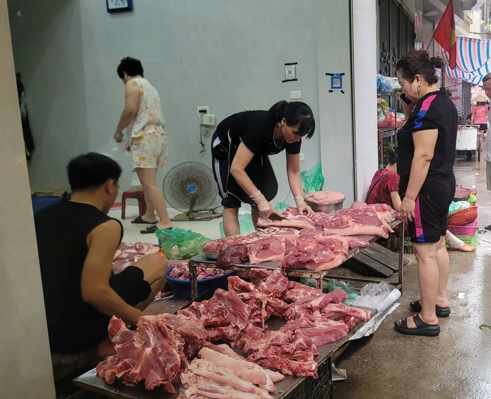 Mưa bão khiến giá thực phẩm, rau xanh tại Hà Nội tăng mạnh - Ảnh 3.
