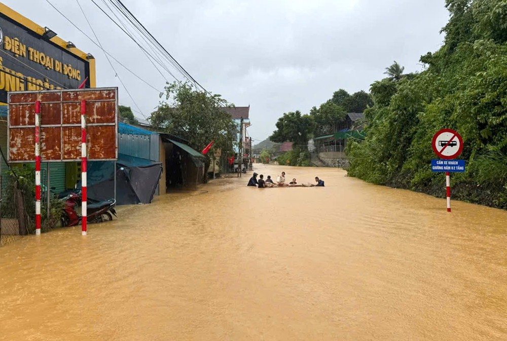 Ảnh hưởng bão số 10: Thiệt hại nặng về người và tài sản, còn nhiều hộ dân bị ngập trong nước - Ảnh 1.