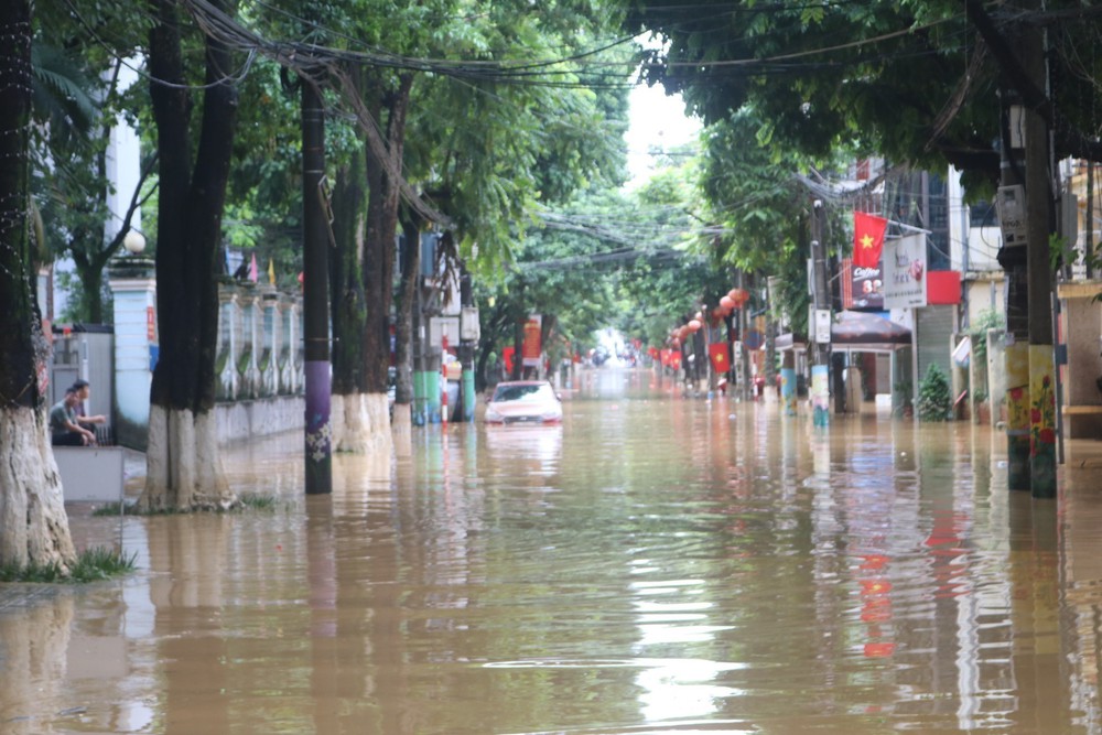 Nhiều tuyến đường ở tỉnh Cao Bằng bị ngập sâu do hoàn lưu bão số 10 - Ảnh 5.