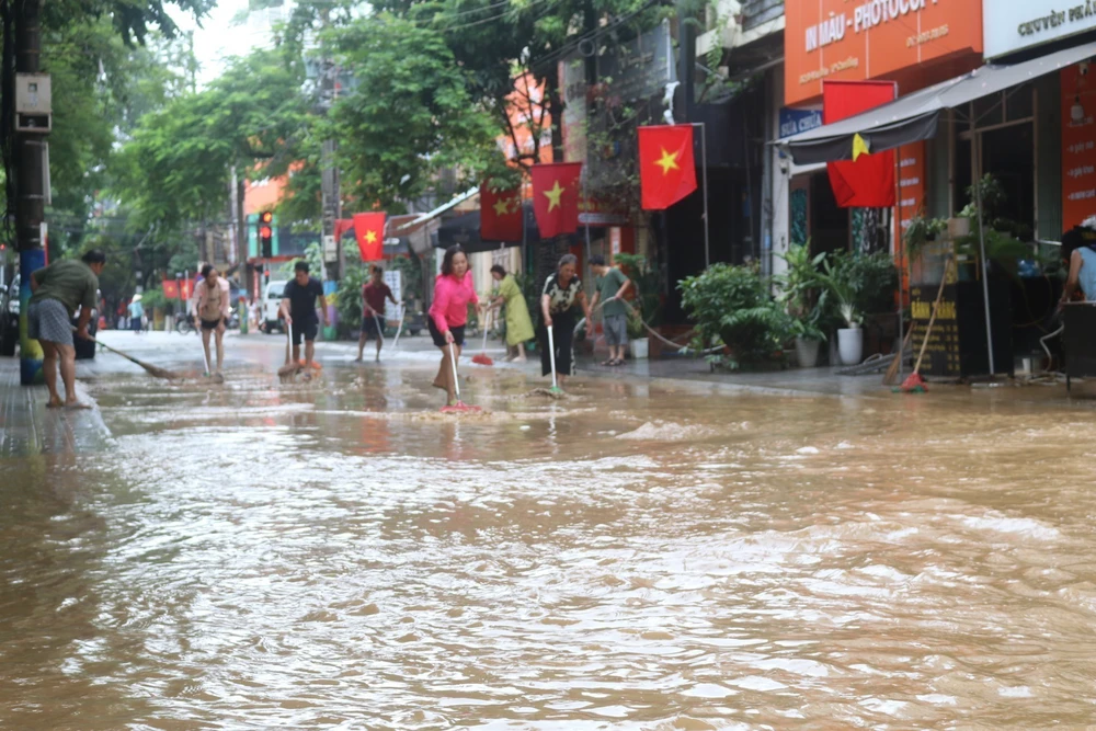 Nhiều tuyến đường ở tỉnh Cao Bằng bị ngập sâu do hoàn lưu bão số 10 - Ảnh 4.
