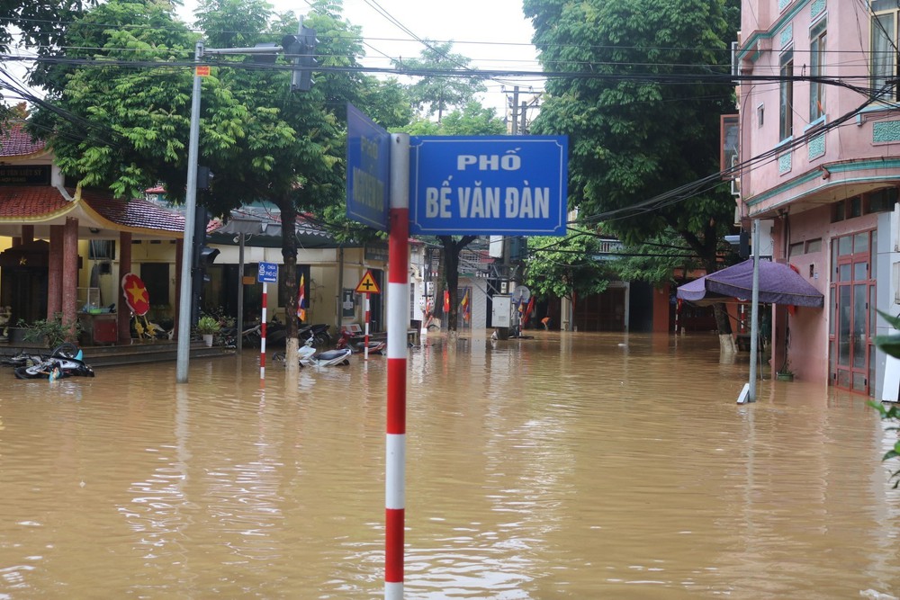 Nhiều tuyến đường ở tỉnh Cao Bằng bị ngập sâu do hoàn lưu bão số 10 - Ảnh 6.