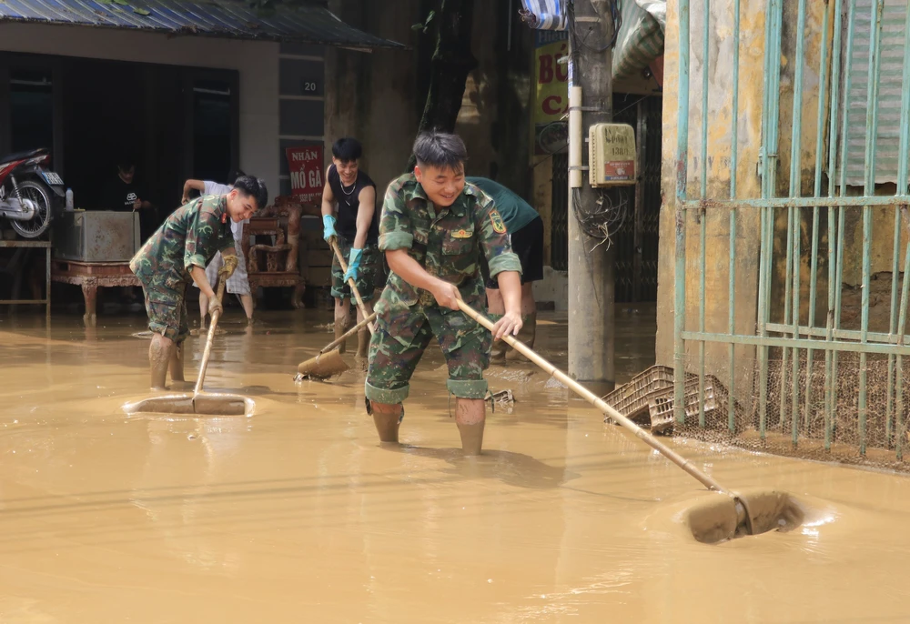 Nước rút, người dân Lào Cai tất bật dọn dẹp nhà cửa, đường phố - Ảnh 5.