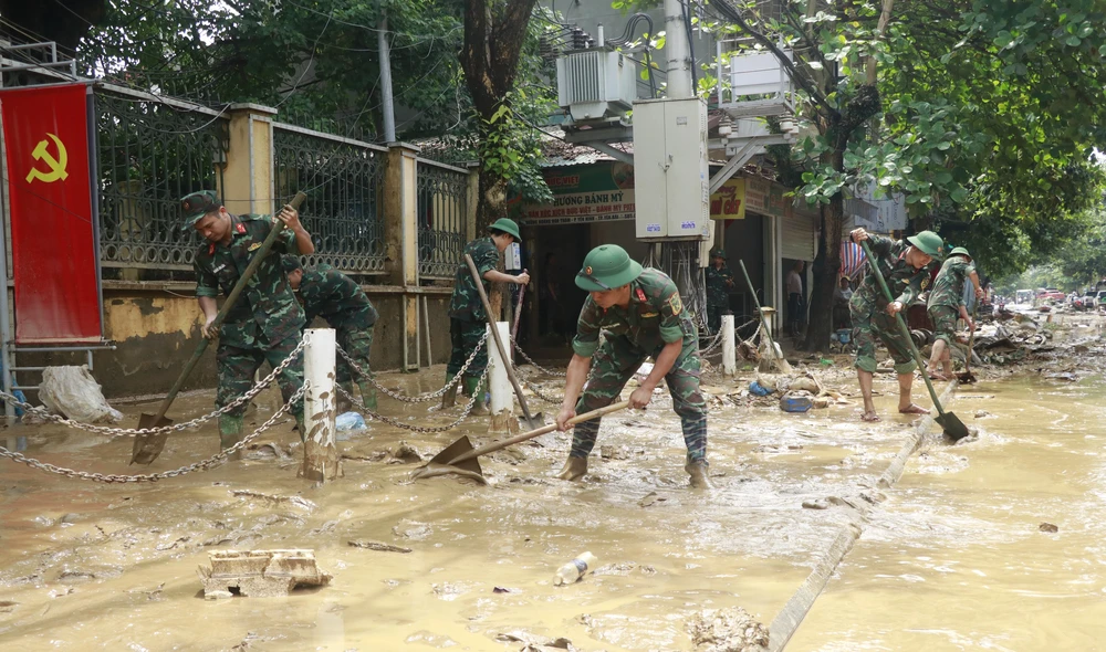 Nước rút, người dân Lào Cai tất bật dọn dẹp nhà cửa, đường phố - Ảnh 6.