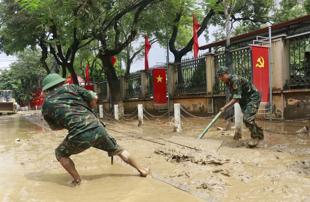 Nước rút, người dân Lào Cai tất bật dọn dẹp nhà cửa, đường phố - Ảnh 1.