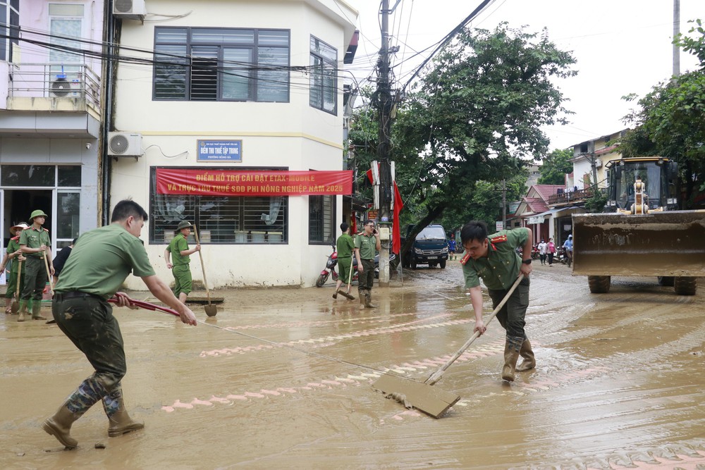 Nước rút, người dân Lào Cai tất bật dọn dẹp nhà cửa, đường phố - Ảnh 7.