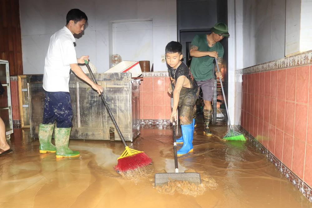 Nước rút, người dân Lào Cai tất bật dọn dẹp nhà cửa, đường phố - Ảnh 13.