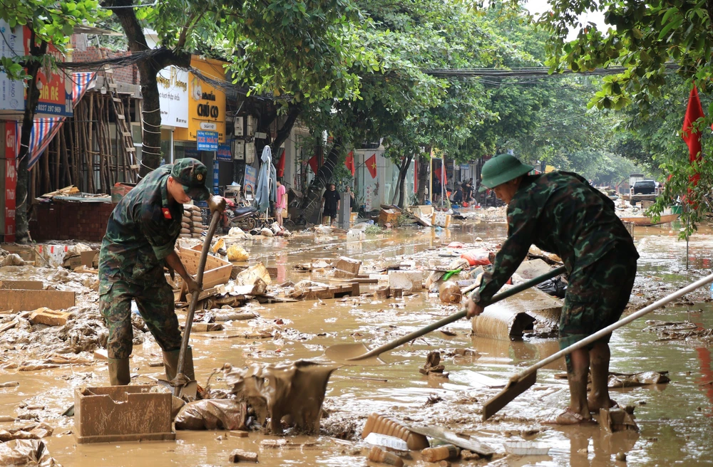 Nước rút, người dân Lào Cai tất bật dọn dẹp nhà cửa, đường phố - Ảnh 2.