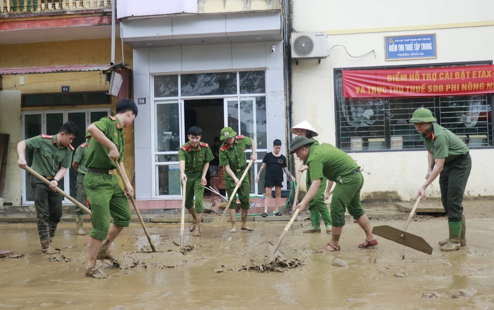 Nước rút, người dân Lào Cai tất bật dọn dẹp nhà cửa, đường phố - Ảnh 8.