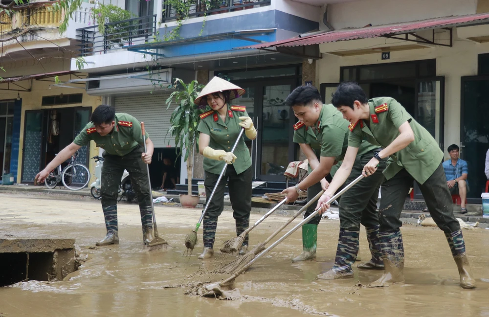 Nước rút, người dân Lào Cai tất bật dọn dẹp nhà cửa, đường phố - Ảnh 9.