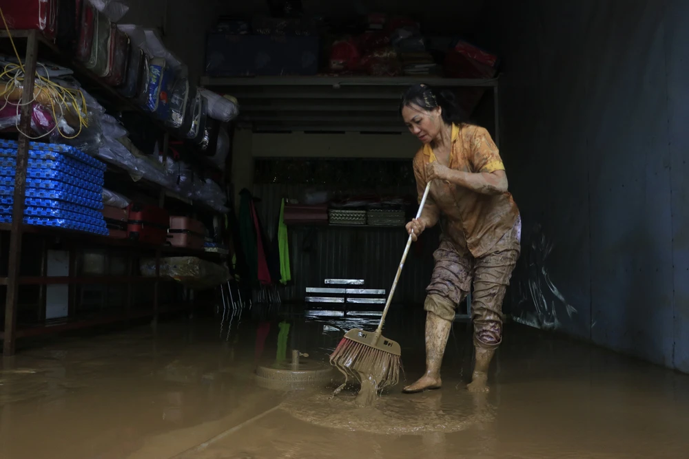 Nước rút, người dân Lào Cai tất bật dọn dẹp nhà cửa, đường phố - Ảnh 12.