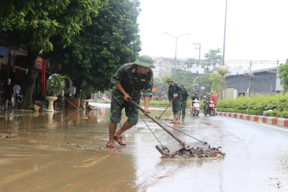 Nước rút, người dân Lào Cai tất bật dọn dẹp nhà cửa, đường phố - Ảnh 3.