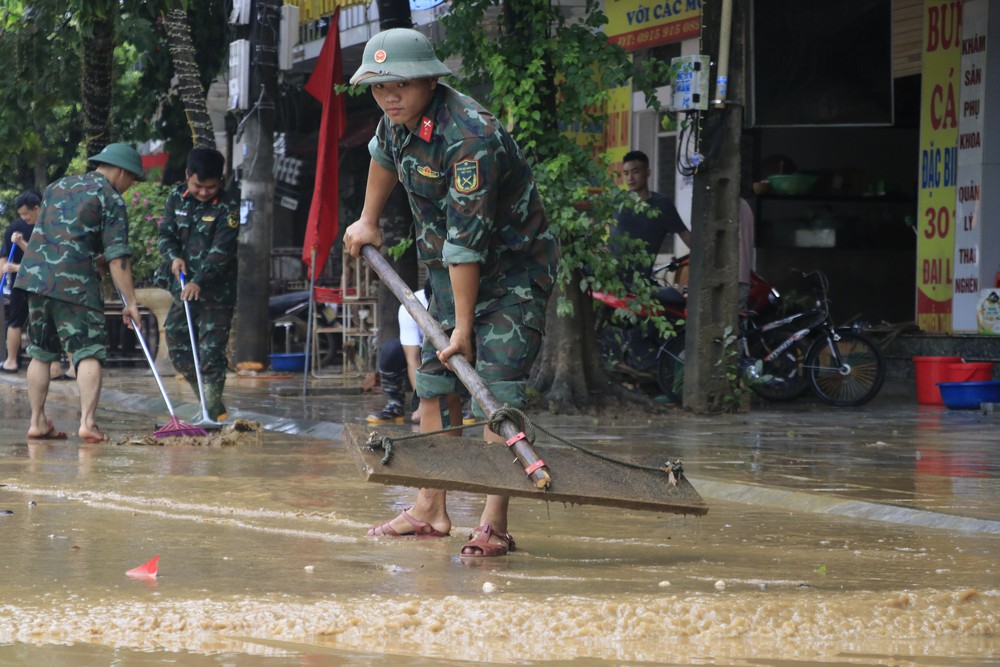 Nước rút, người dân Lào Cai tất bật dọn dẹp nhà cửa, đường phố - Ảnh 4.