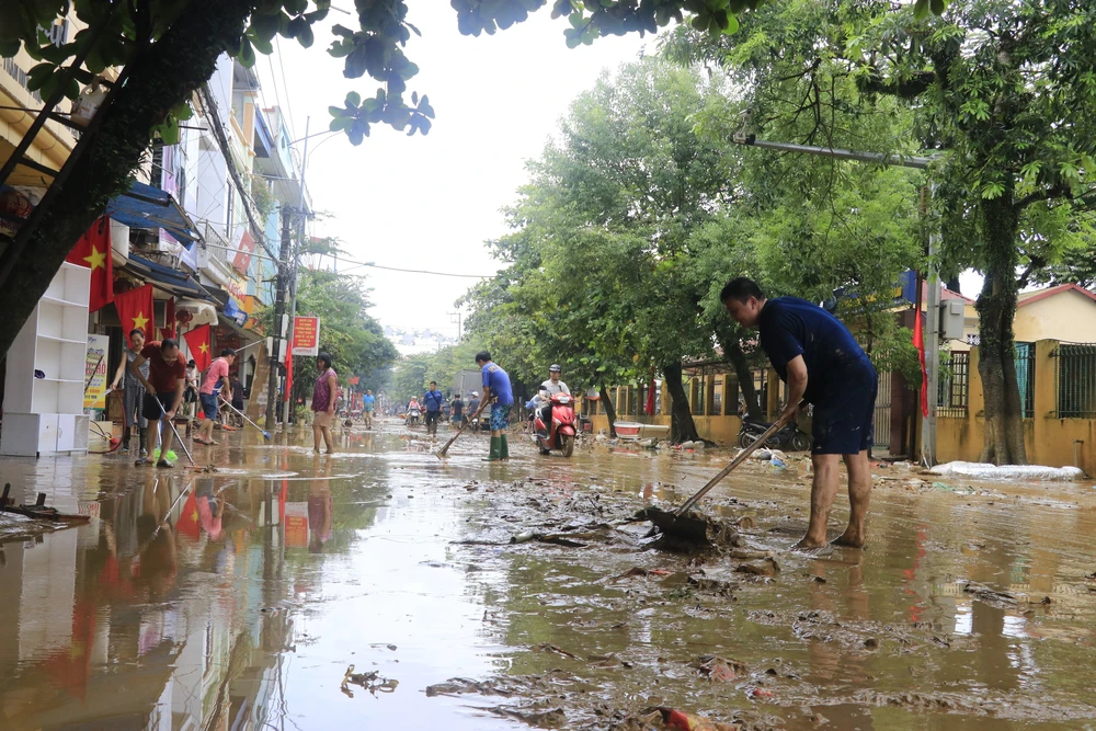 Nước rút, người dân Lào Cai tất bật dọn dẹp nhà cửa, đường phố - Ảnh 19.
