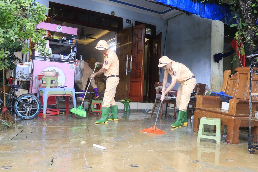 Nước rút, người dân Lào Cai tất bật dọn dẹp nhà cửa, đường phố - Ảnh 10.