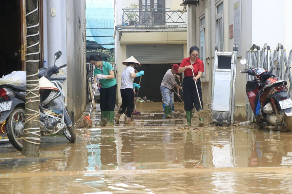 Nước rút, người dân Lào Cai tất bật dọn dẹp nhà cửa, đường phố - Ảnh 14.