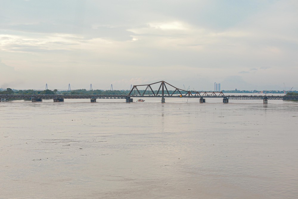 Nước sông Hồng dâng nhanh, nhiều địa điểm ngập sâu chiều 1/10 - Ảnh 2.