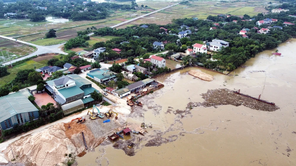 Thủ tướng chỉ đạo tập trung khắc phục nhanh hậu quả bão số 10, ổn định đời sống nhân dân - Ảnh 1.