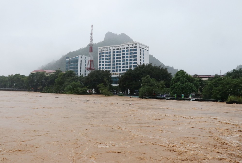 Nước sông Lô (Tuyên Quang) dâng kỷ lục, gây ngập lụt trên diện rộng - Ảnh 1.