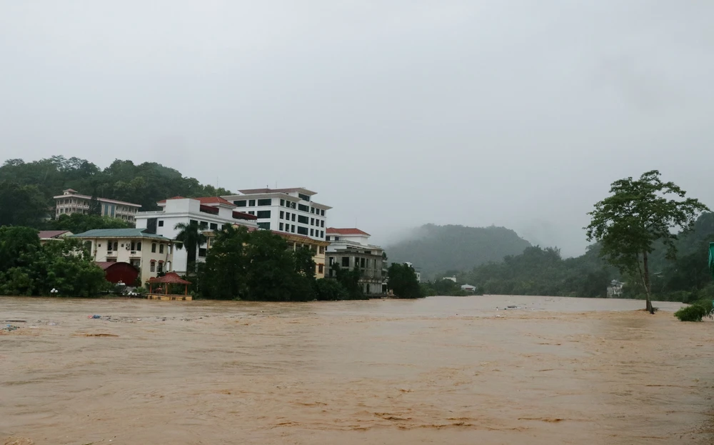 Nước sông Lô (Tuyên Quang) dâng kỷ lục, gây ngập lụt trên diện rộng - Ảnh 6.