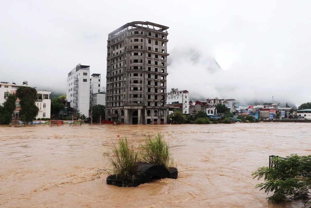 Nước sông Lô (Tuyên Quang) dâng kỷ lục, gây ngập lụt trên diện rộng - Ảnh 2.