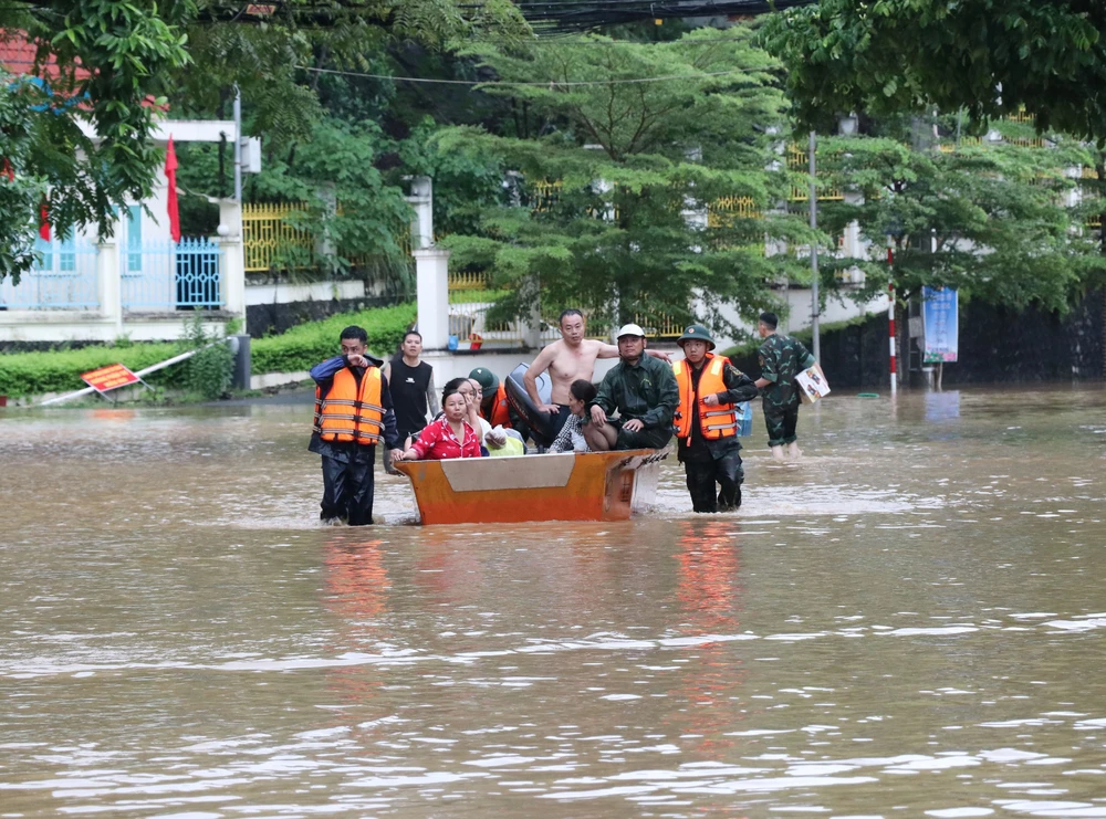 Tuyên Quang ngập lụt nghiêm trọng, hàng nghìn hộ dân phải di dời khẩn cấp - Ảnh 3.