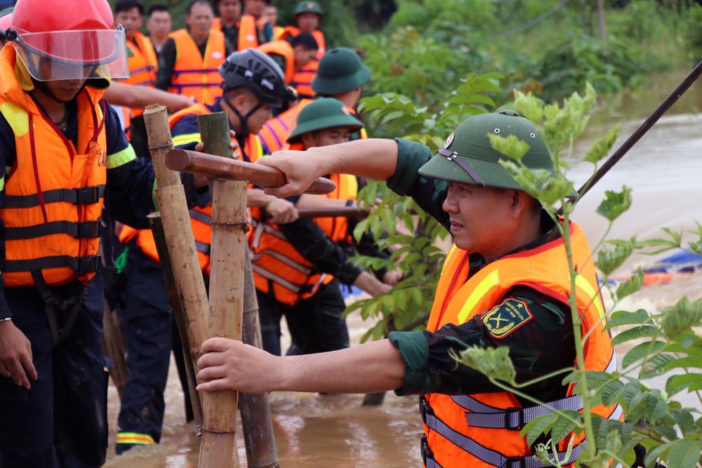 Vỡ đê bối sông Cầu tại Thái Nguyên, các lực lượng khẩn trương khắc phục - Ảnh 10.