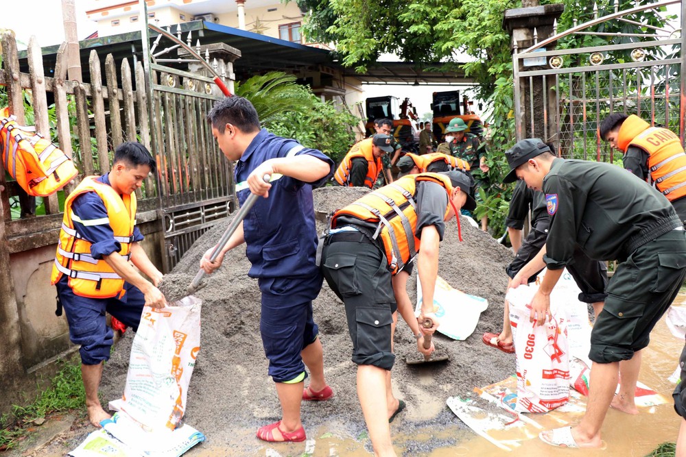 Vỡ đê bối sông Cầu tại Thái Nguyên, các lực lượng khẩn trương khắc phục - Ảnh 7.