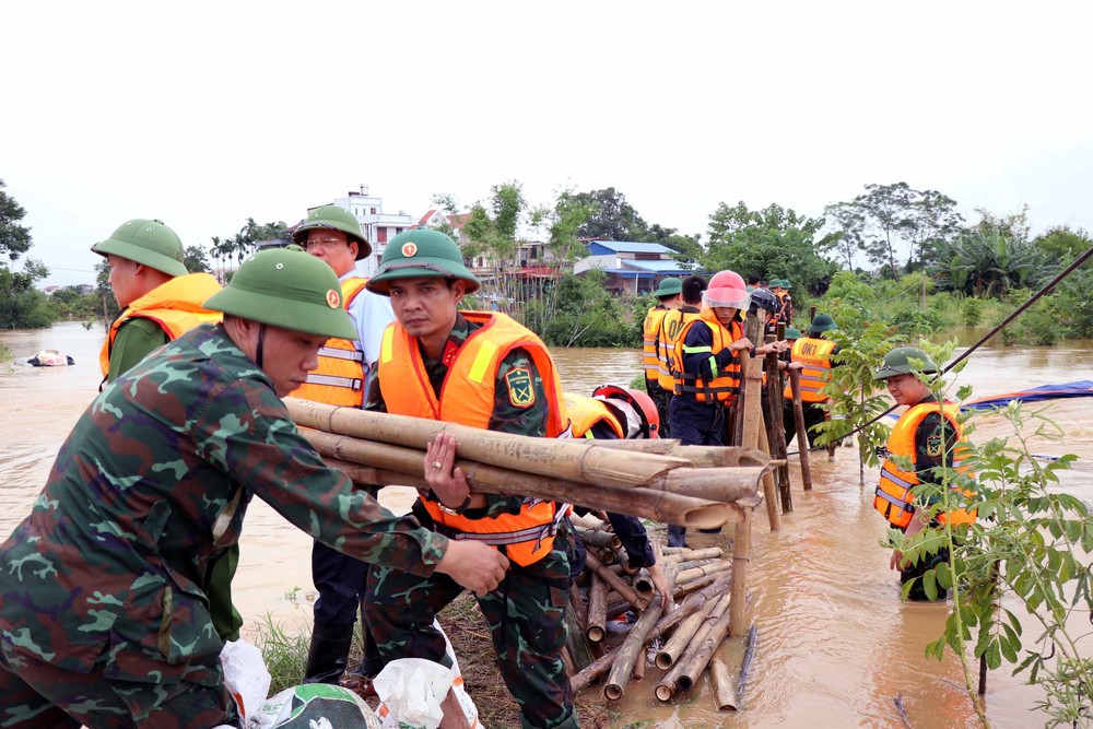 Vỡ đê bối sông Cầu tại Thái Nguyên, các lực lượng khẩn trương khắc phục - Ảnh 9.