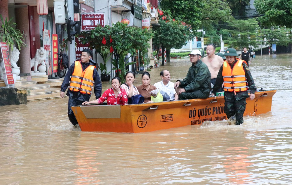 Tuyên Quang ngập lụt nghiêm trọng, hàng nghìn hộ dân phải di dời khẩn cấp - Ảnh 4.