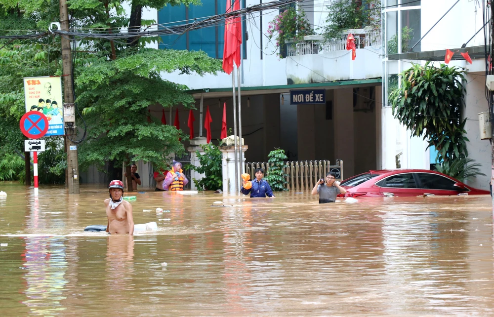 Tuyên Quang ngập lụt nghiêm trọng, hàng nghìn hộ dân phải di dời khẩn cấp - Ảnh 1.