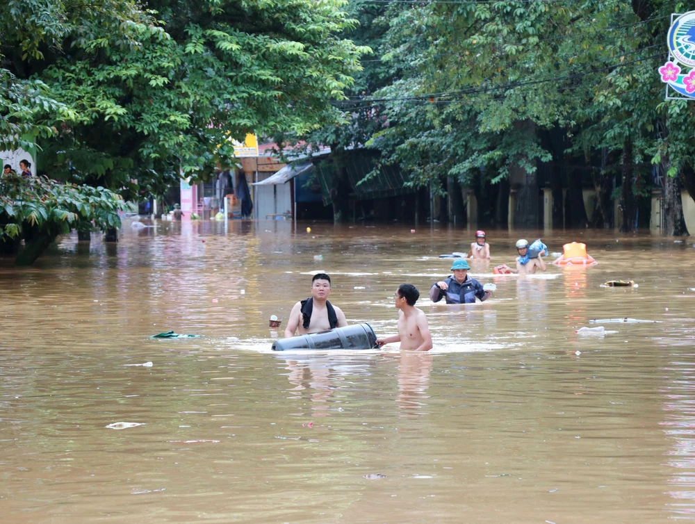 Tuyên Quang ngập lụt nghiêm trọng, hàng nghìn hộ dân phải di dời khẩn cấp - Ảnh 2.