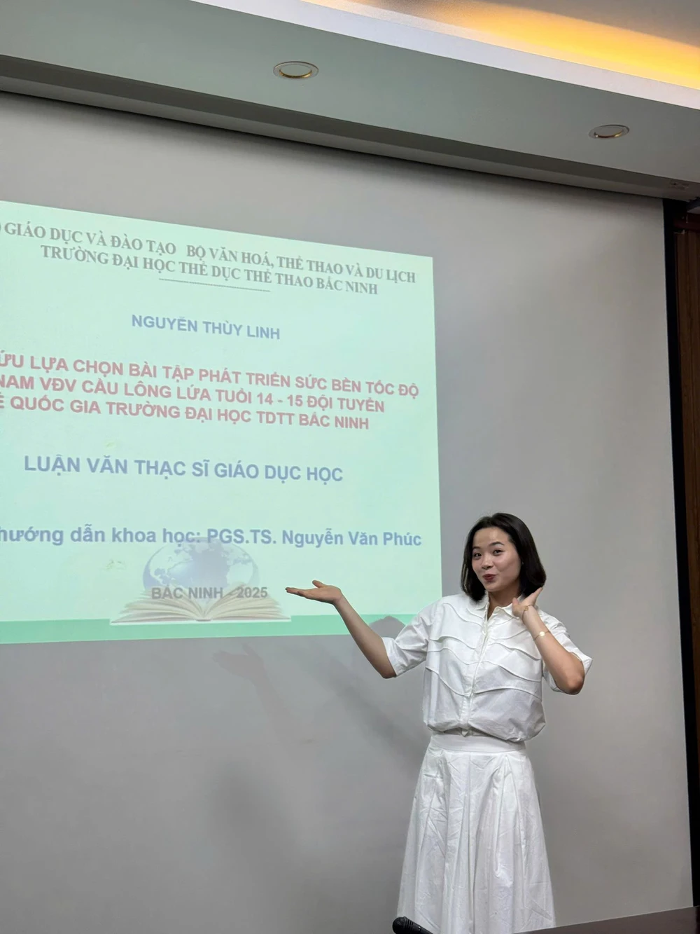 Hoa khôi cầu lông Nguyễn Thùy Linh khoe học vấn đáng nể - Ảnh 1.