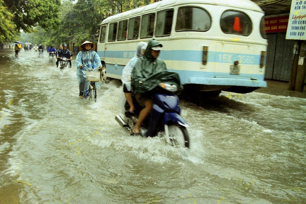 Cuộc sống sau ống kính: Quê tôi sống chung với lụt - Ảnh 2.