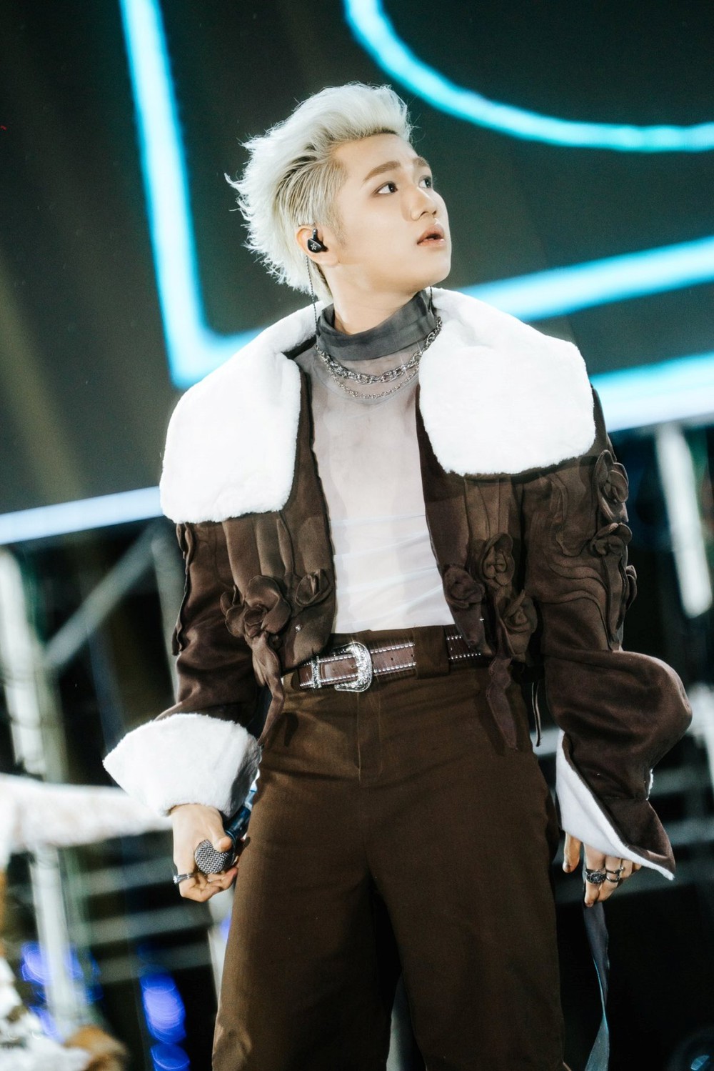 CAPTAIN BOY đánh úp fan với mini concert “Mặt chạm mặt”  - Ảnh 1.