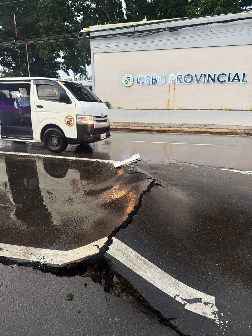 Động đất tại Philippines: Ban bố cảnh báo sóng thần ở các quốc gia lân cận - Ảnh 1.