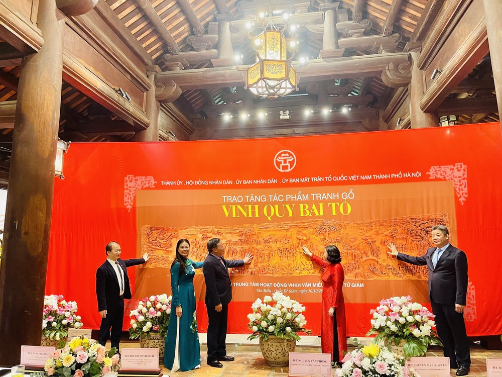 Tác phẩm tranh gỗ &quot;Vinh quy bái tổ&quot; - Dấu ấn hiếu học giữa lòng Thủ đô - Ảnh 1.