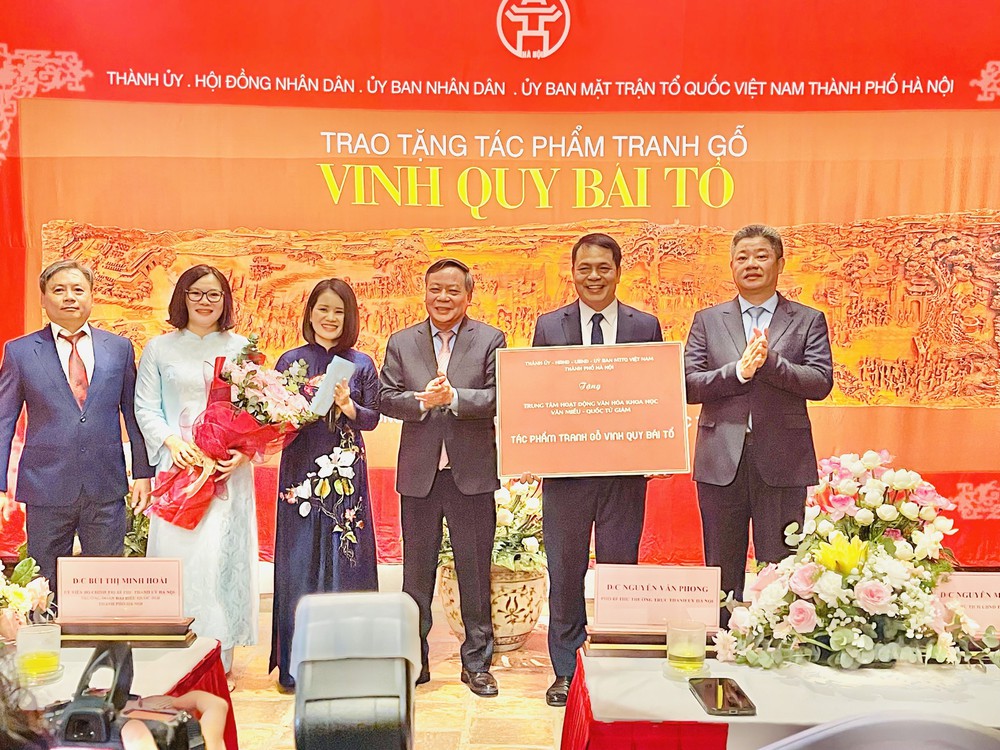 Tác phẩm tranh gỗ &quot;Vinh quy bái tổ&quot; - Dấu ấn hiếu học giữa lòng Thủ đô - Ảnh 2.
