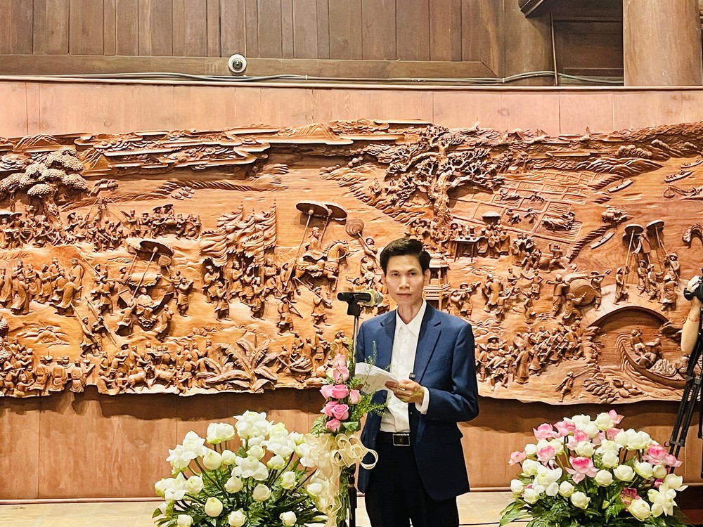 Tác phẩm tranh gỗ &quot;Vinh quy bái tổ&quot; - Dấu ấn hiếu học giữa lòng Thủ đô - Ảnh 3.