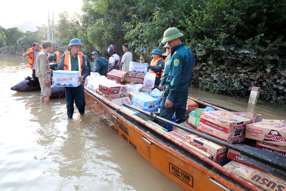 CẬP NHẬT: Cứu trợ khẩn cấp người dân 10 tỉnh bị ảnh hưởng bởi bão số 10 và 11 - Ảnh 1.