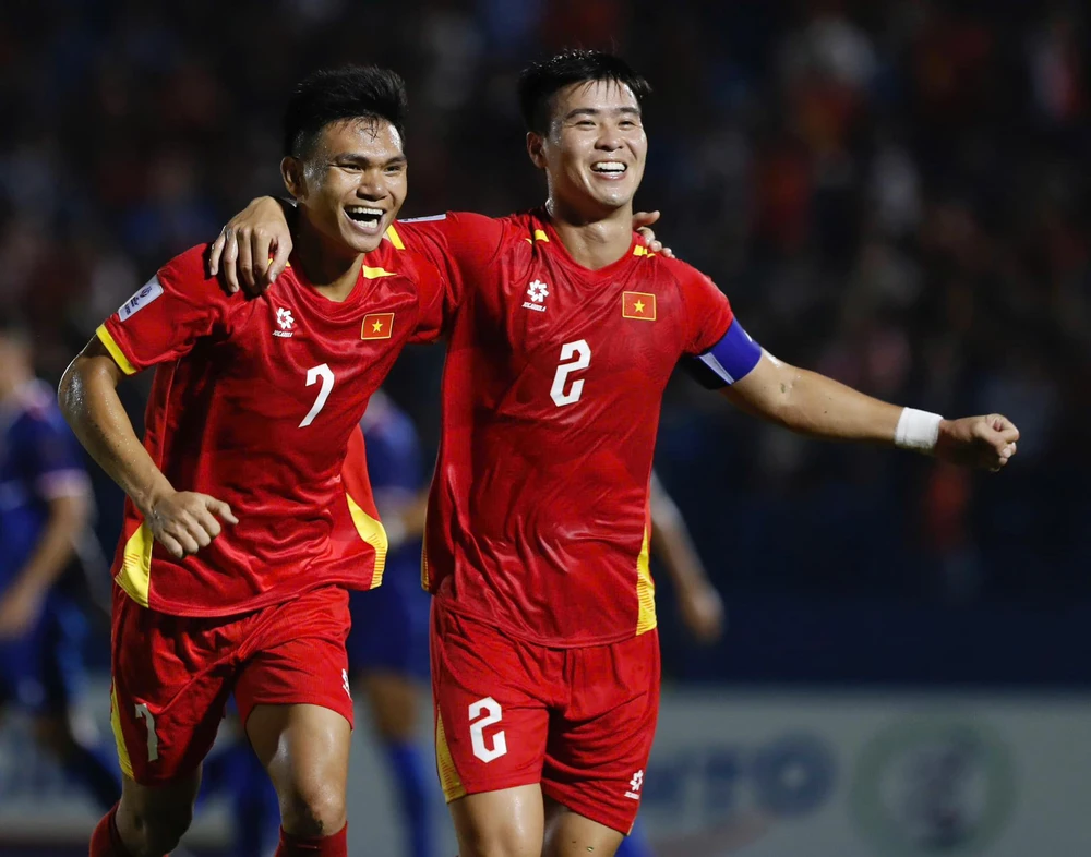&quot;Cầu thủ nghèo nhất Việt Nam&quot; hóa &quot;người hùng&quot; tuyển Việt Nam, ghi bàn đầu tiên sau 8 năm - Ảnh 2.