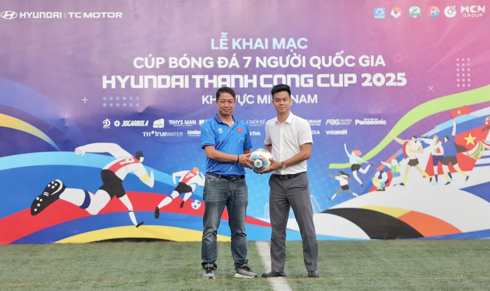 Sân cỏ miền Nam sôi động khai hội Cúp bóng đá 7 người quốc gia 2025 - Ảnh 1.