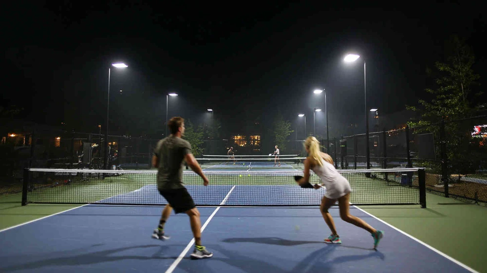 Tranh cãi nửa đêm vác vợt đi chơi pickleball - Ảnh 1.