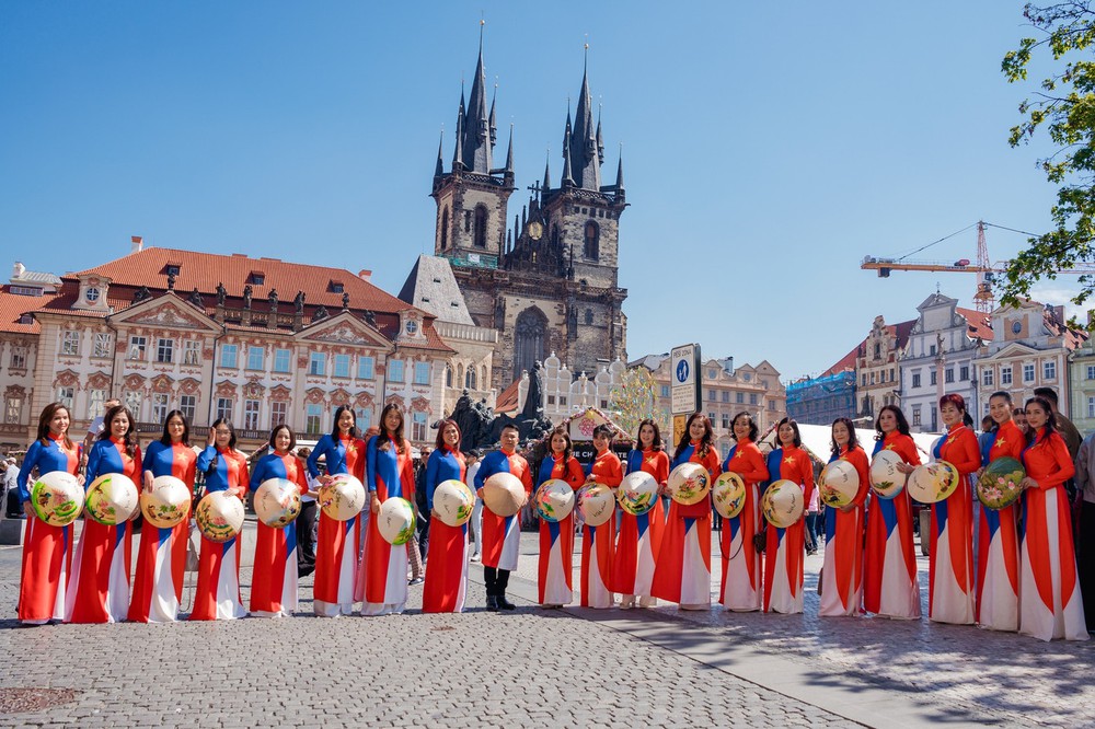 Tà áo dài Việt tỏa sắc giữa Praha trong “Thu trong nỗi nhớ” - Ảnh 1.