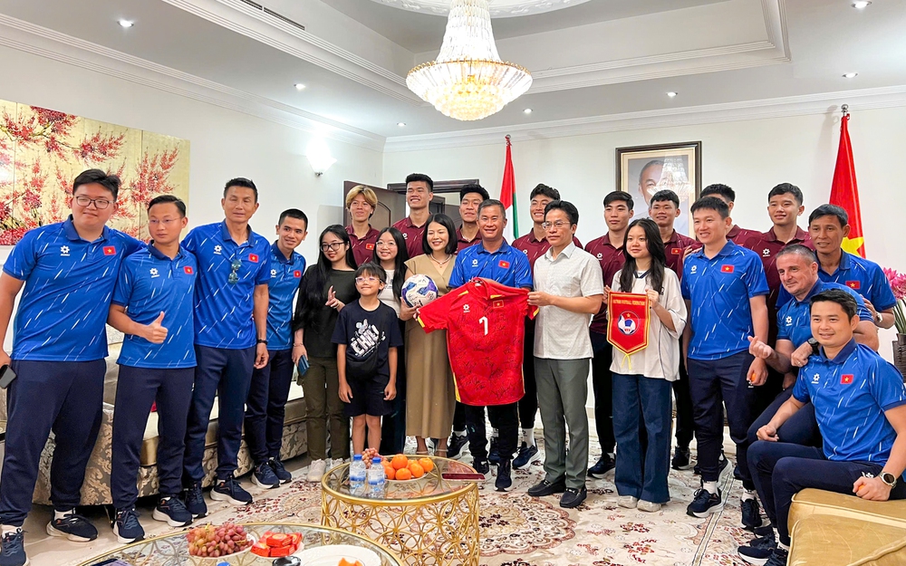 Đội tuyển U23 Việt Nam thăm và giao lưu với Đại sứ quán Việt Nam tại UAE - Ảnh 1.